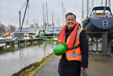 Wethouder René Assendelft stapt aan boord van baggerschip